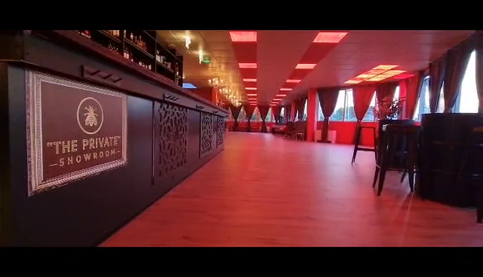 Le bar et l’entrée de la grande salle