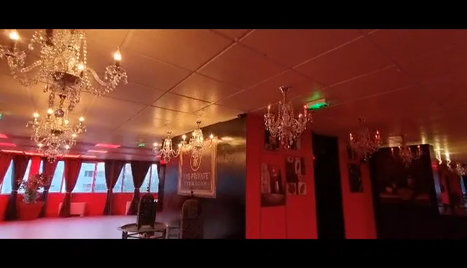 Vue générale du showroom et de ses lustres