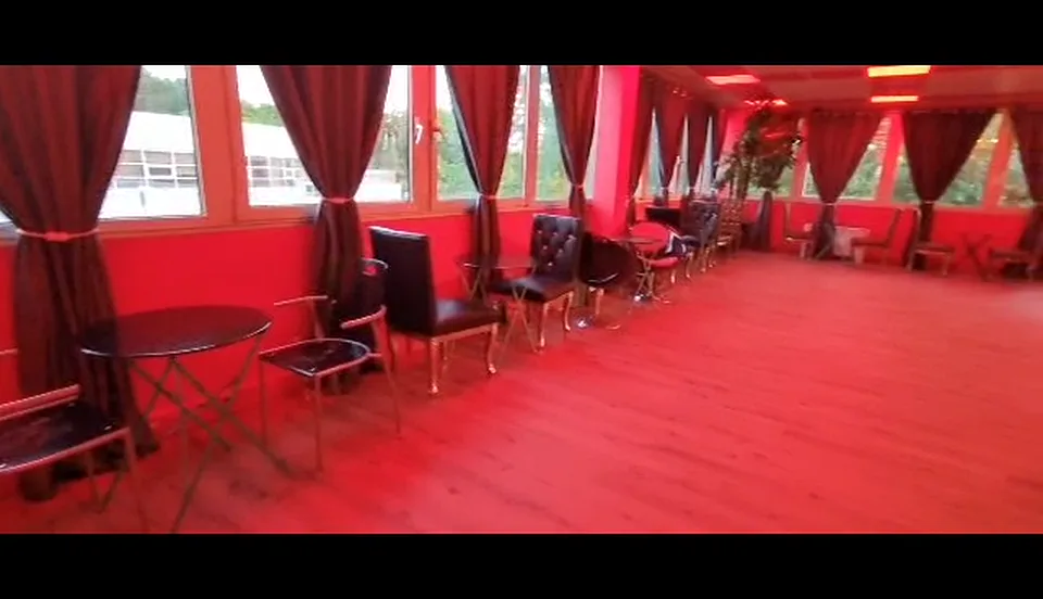 Un espace de convivialité près des fenêtres