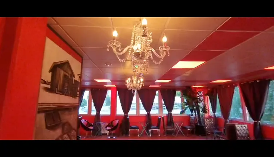 Les lustres et la lumière chaleureuse