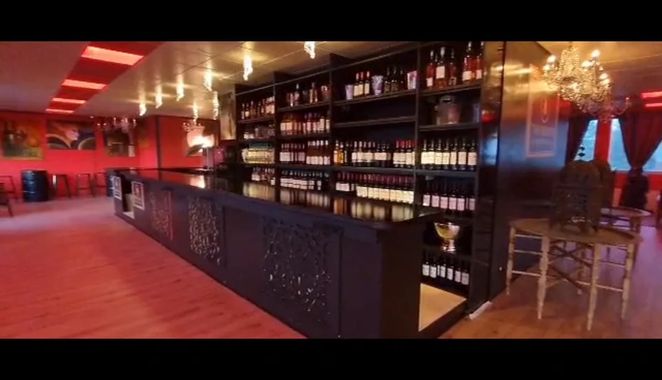 Le long bar du showroom