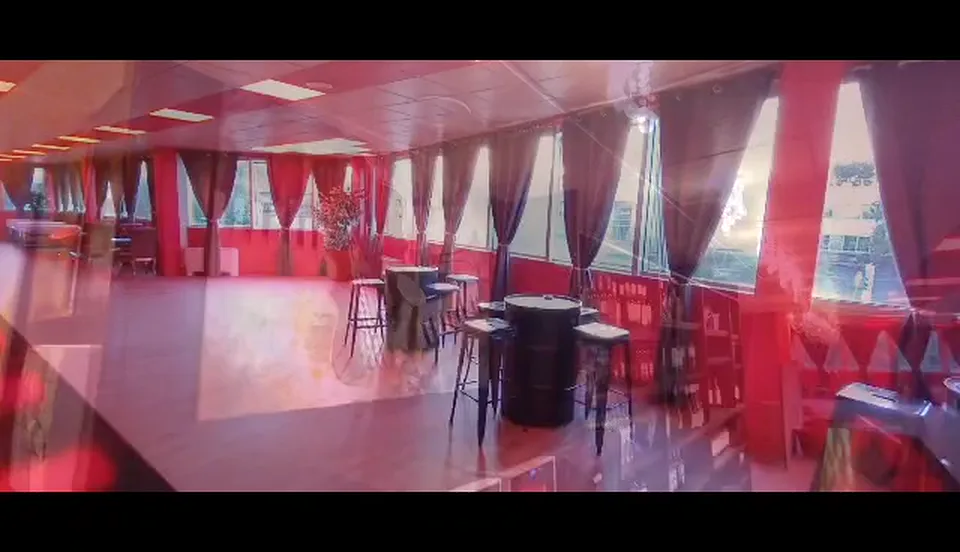 La piste et les tables hautes